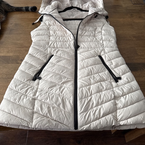 Bernardo Women’s Long Quilted Puffer Vest with Hood – Size M - Picture 3 of 3